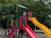 遊具、遊具周辺には砂場、ブランコと...