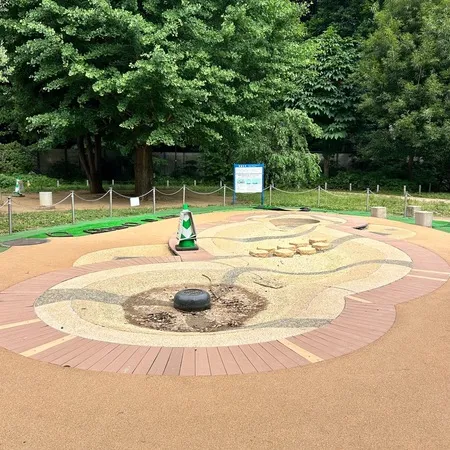 自然教育園や庭園美術館に隣接する白...