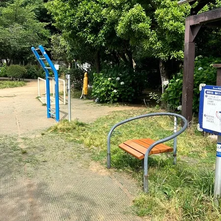 自然教育園や庭園美術館に隣接する白...