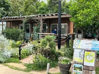 自然教育園や庭園美術館に隣接する白...