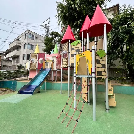 【ユーザ投稿】 住宅街の坂道沿いにあり、高低差のあ...
