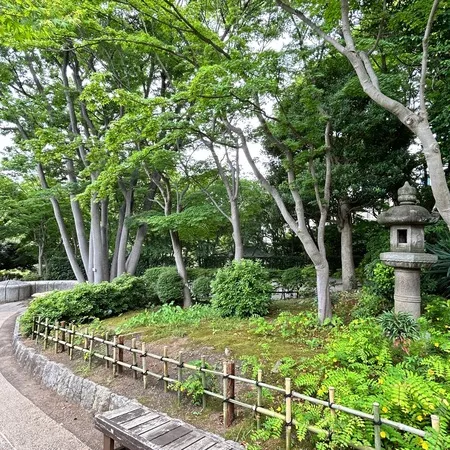 岡山藩池田家の下屋敷跡を整備した、...