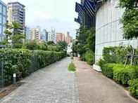 目黒川沿いにある、とてもコンパクト...