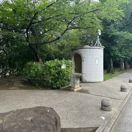 道路と白子川の間の緑地です。トイレ...