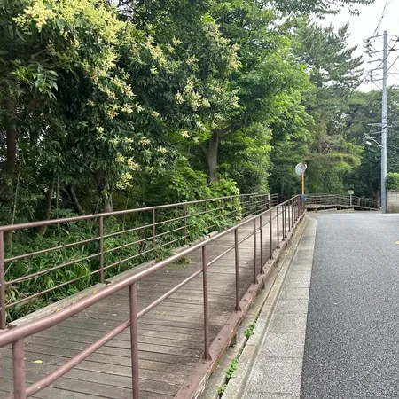 道路と白子川の間の緑地です。トイレ...