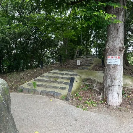 道路と白子川の間の緑地です。トイレ...