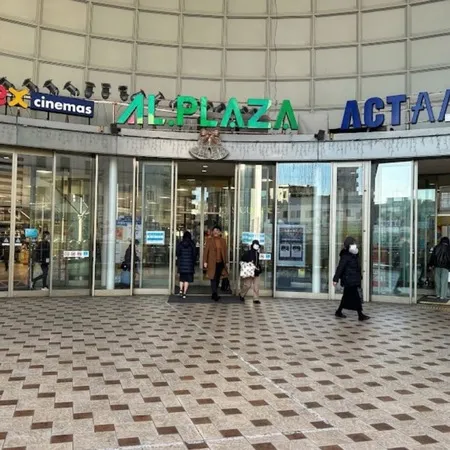 高槻駅から直結のショッピングモール...