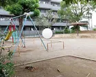 遊具のない広い土のスペースがあるの...
