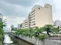 目黒区民センター内にある、建物には...