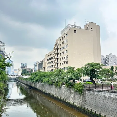 目黒区民センター内にある、建物には...