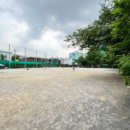 目黒区民センターの隣、目黒川沿いに...