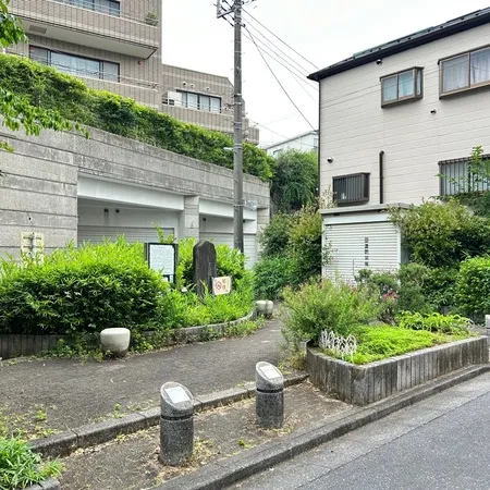 公園というより、二股に分かれる道路...