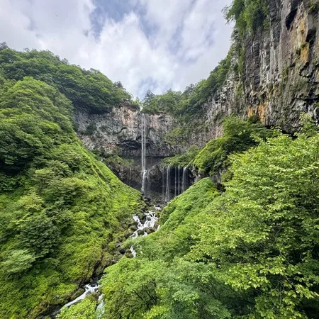 平日でも修学旅行生で大混雑！中禅寺...