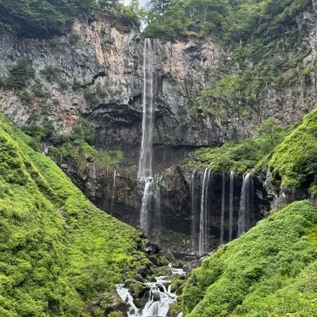 平日でも修学旅行生で大混雑！中禅寺...
