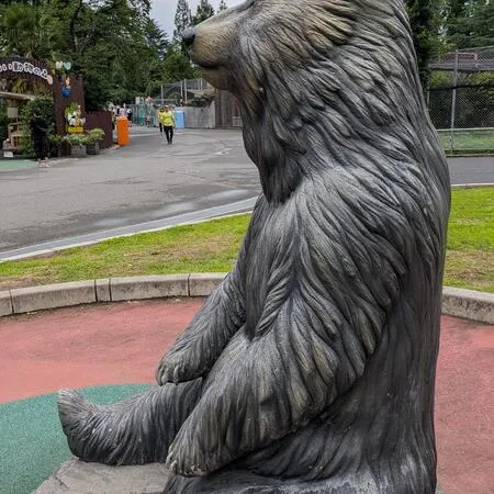子どもたちは動物園での鹿の餌やりが...