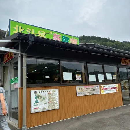 綺麗な広いトイレがあります。芝生が...