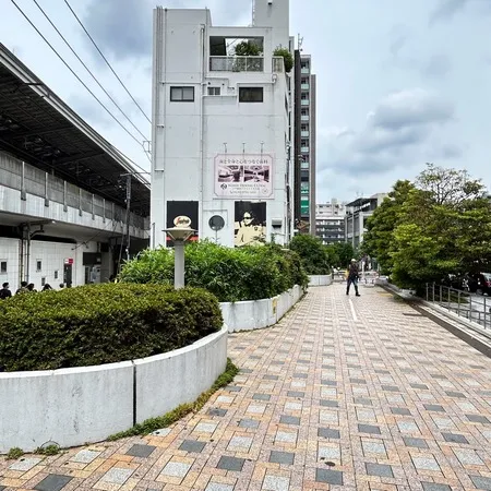 中目黒駅東口を出てすぐ、線路沿いに...