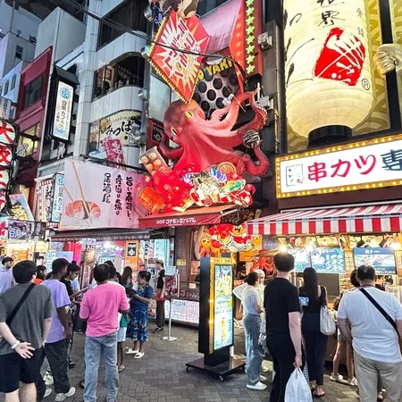 道頓堀を散策していると、巨大なたこ...