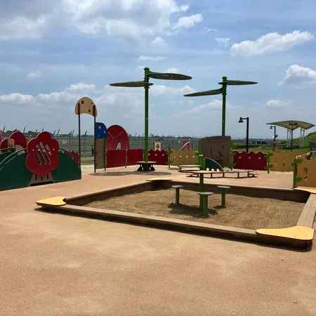 伊丹空港のすぐそこにある公園。高台...