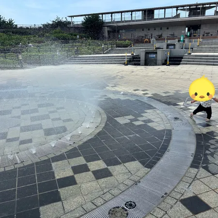 伊丹空港のすぐそこにある公園。高台...