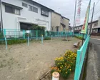 細長い公園。