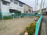 細長い公園。