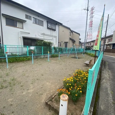 細長い公園。