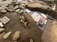 昔むかしの住居跡を見て、火事で焼け...