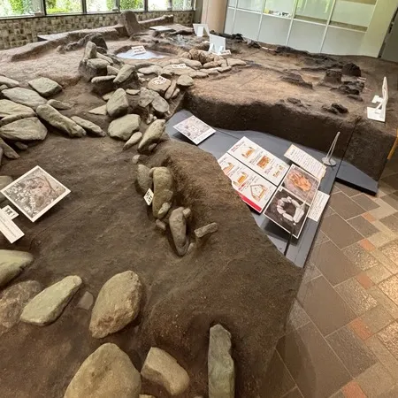 昔むかしの住居跡を見て、火事で焼け...