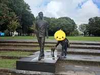 広い芝生とじゃぶじゃぶ池があり、図...