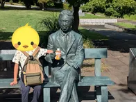 広い芝生とじゃぶじゃぶ池があり、図...