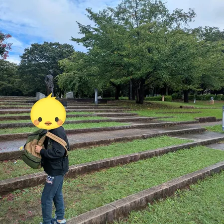 広い芝生とじゃぶじゃぶ池があり、図...