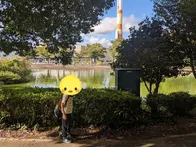 広い芝生とじゃぶじゃぶ池があり、図...