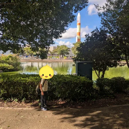 広い芝生とじゃぶじゃぶ池があり、図...