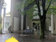 中に入るとソファー等の座れる場所が...