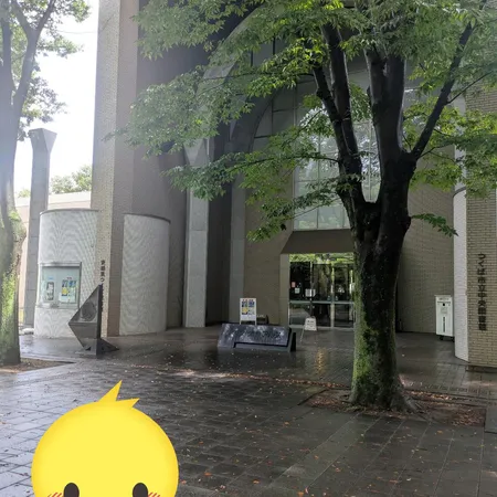 中に入るとソファー等の座れる場所が...