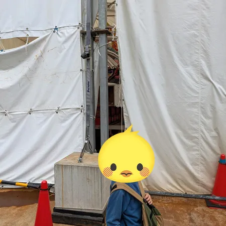 公園に巨大な白いテントがあり、工事...