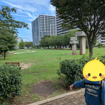公園に巨大な白いテントがあり、工事...