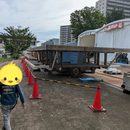 公園に巨大な白いテントがあり、工事...