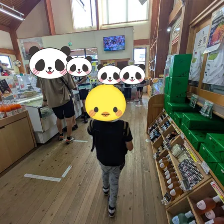 野菜など様々なものを販売していて、...