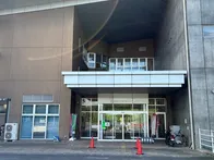 すぐ隣には、屋内プール、温泉施設、...
