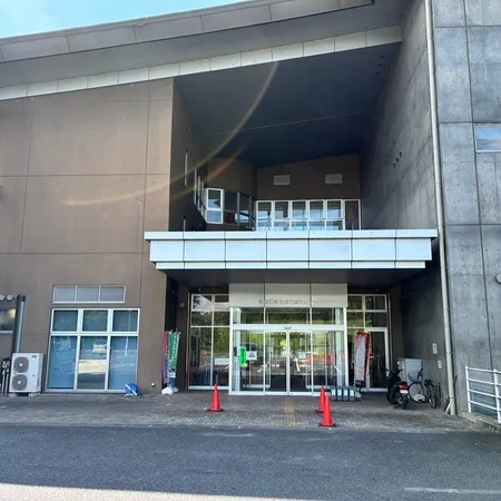 すぐ隣には、屋内プール、温泉施設、...