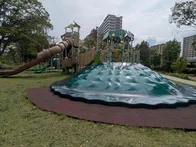 広い公園の一角、緑道側（緩やかな坂...