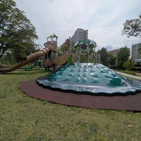広い公園の一角、緑道側（緩やかな坂...