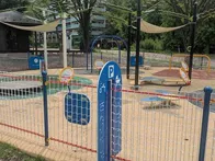 広い公園の一角、緑道側（緩やかな坂...