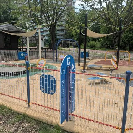 広い公園の一角、緑道側（緩やかな坂...