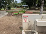 広い公園の一角、緑道側（緩やかな坂...