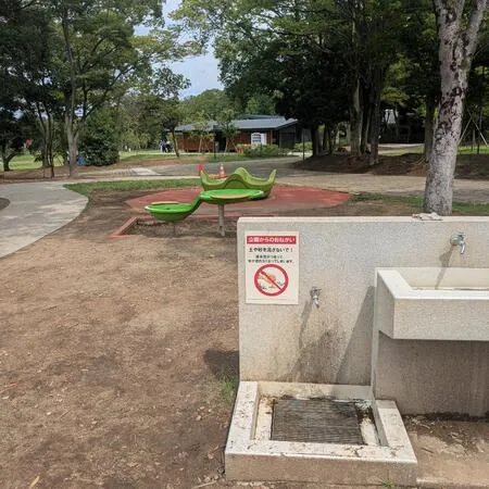 広い公園の一角、緑道側（緩やかな坂...