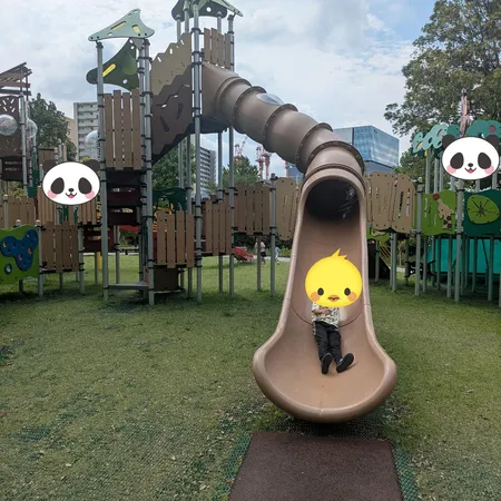 広い公園の一角、緑道側（緩やかな坂...