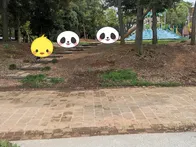 広い公園の一角、緑道側（緩やかな坂...